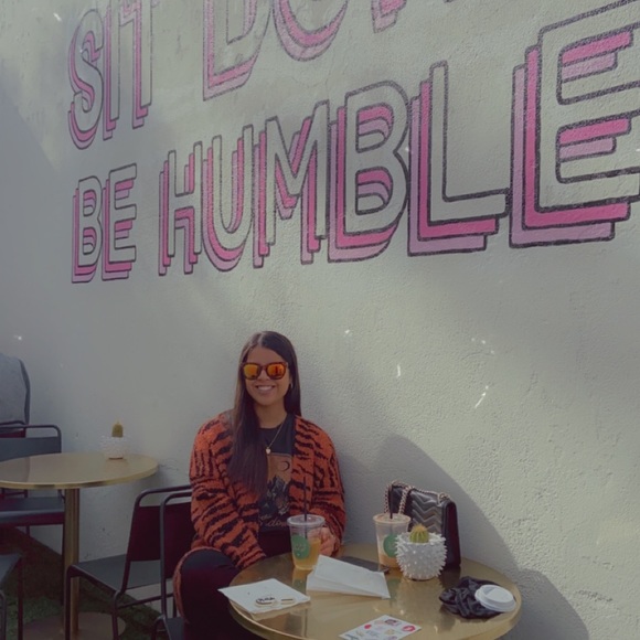 Meet your posher, Julia 💛 - Picture 5 of 16